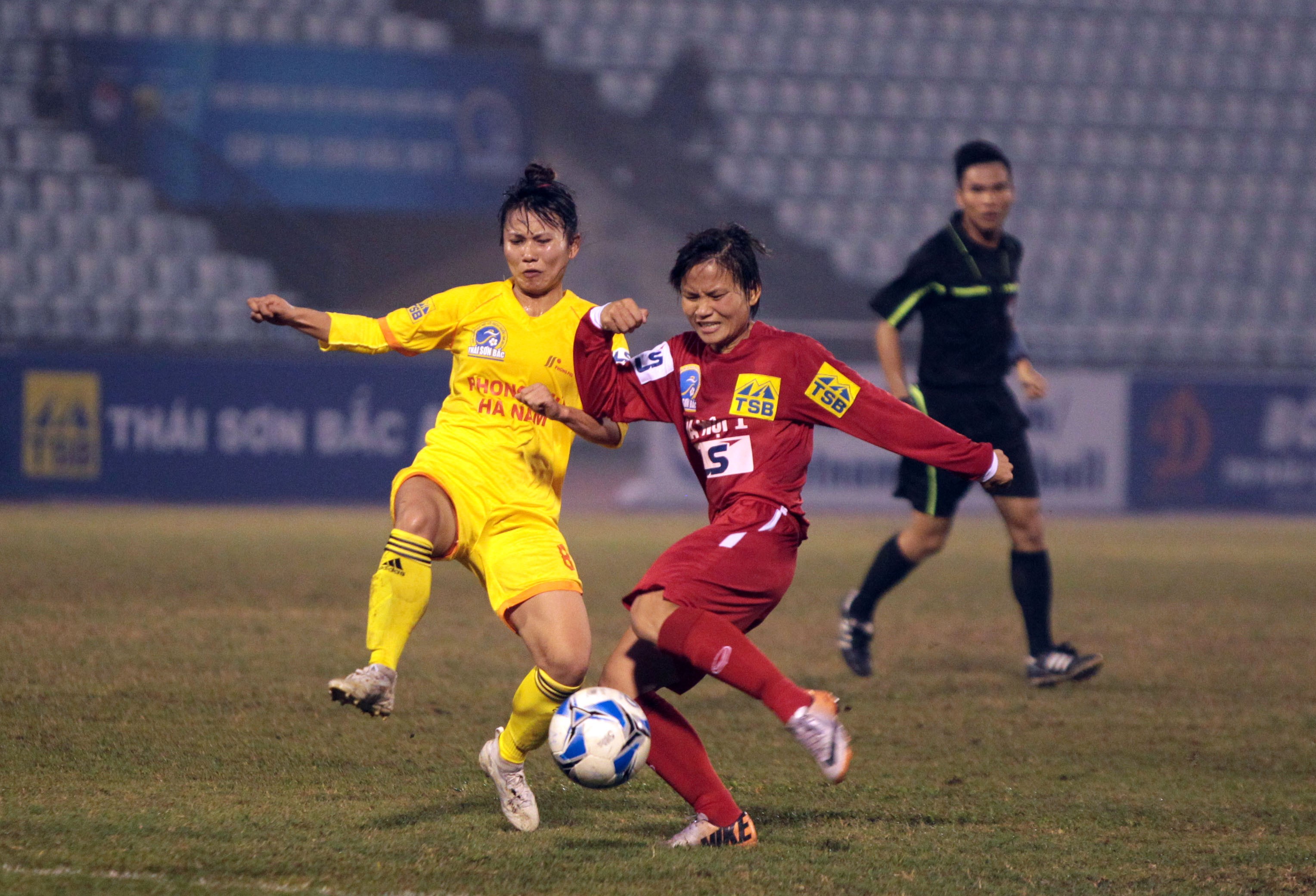 Phong Phú Hà Nam vào chung kết, CĐV đốt pháo sáng ăn mừng - Bóng Đá