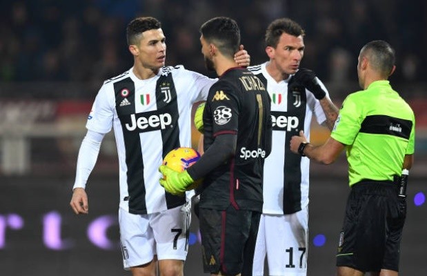 Chọc tức thủ môn đối phương, Ronaldo mỉm cười nhận thẻ - Bóng Đá