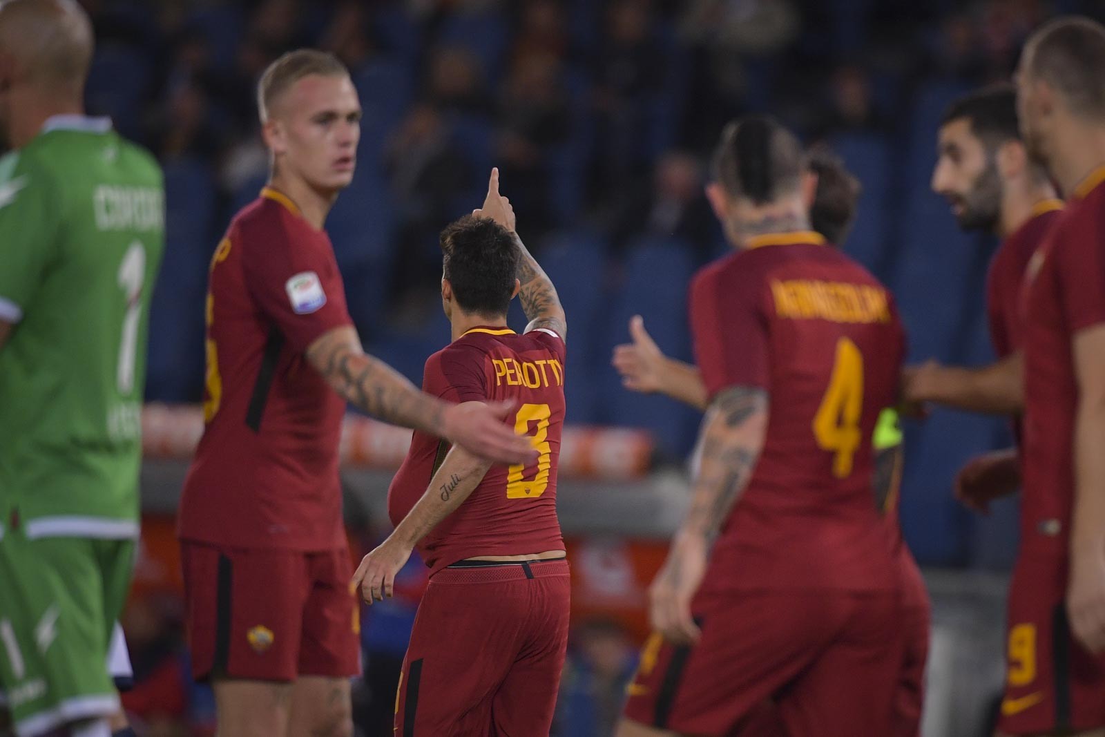 Lần đầu ra mắt, tân binh Roma thích thú lăn lộn trên mặt cỏ Olimpico - Bóng Đá