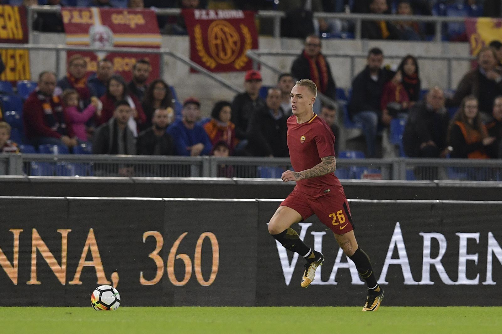 Lần đầu ra mắt, tân binh Roma thích thú lăn lộn trên mặt cỏ Olimpico - Bóng Đá