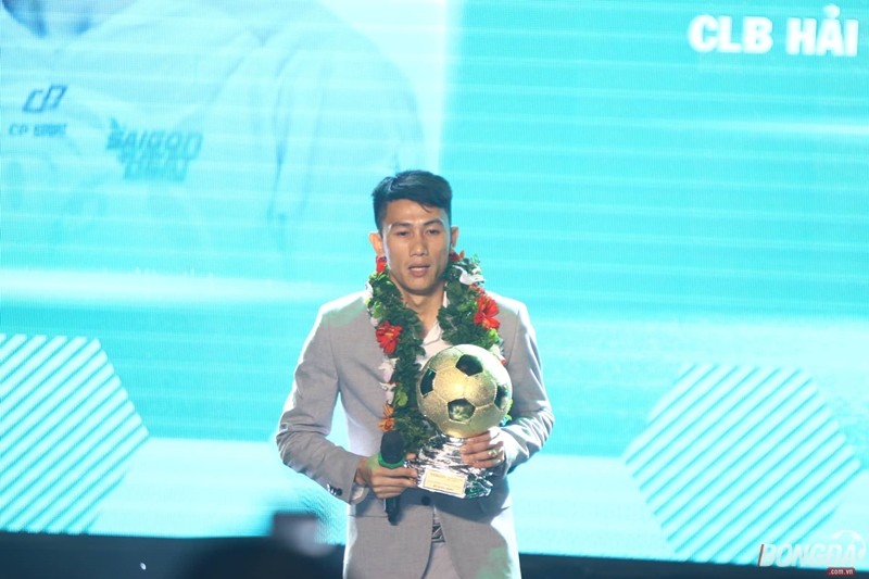 Trực tiếp quả bóng vàng Việt Nam 2018: Văn Hậu đoạt giải Cầu thủ trẻ xuất sắc nhất - Bóng Đá