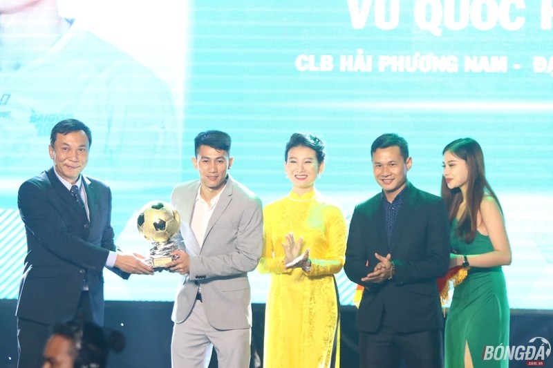 Trực tiếp quả bóng vàng Việt Nam 2018: Văn Hậu đoạt giải Cầu thủ trẻ xuất sắc nhất - Bóng Đá