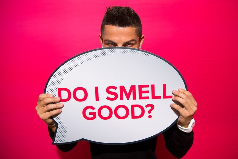 Ronaldo ra mắt nước hoa - Bóng Đá