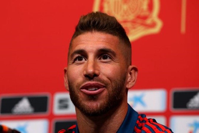 Bị fan Salah đe dọa, Ramos đáp trả 