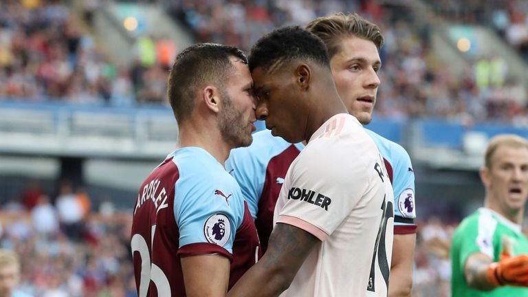 Rashford ngây thơ, trao cờ tận tay Martial - Bóng Đá