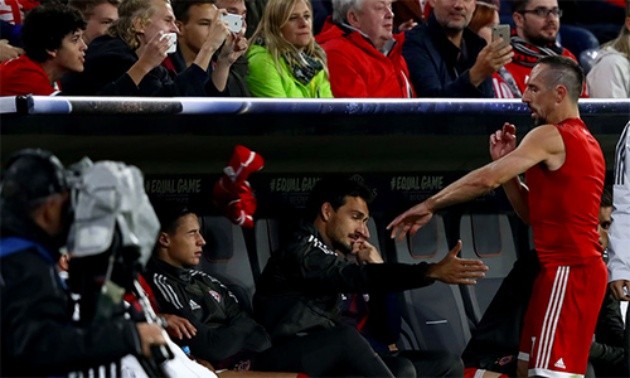 TOP 5 pha 'giận cá chém thớt' trong làng bóng đá: Giáo sư nổi khùng tại Old Trafford - Bóng Đá