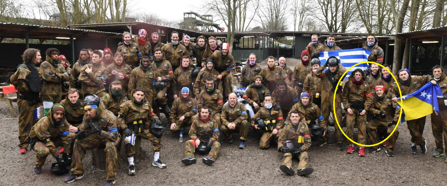 Arsenal fans have all noticed what Unai Emery and Mesut Ozil did during a team building session - Bóng Đá