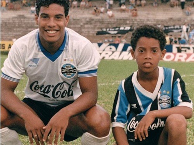 Hồ sơ huyền thoại: Vua trò chơi Ronaldinho (Phần 1) - Bóng Đá