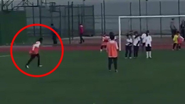 Quý tử nhà Ronaldo lại ghi “siêu phẩm” đá phạt - Bóng Đá