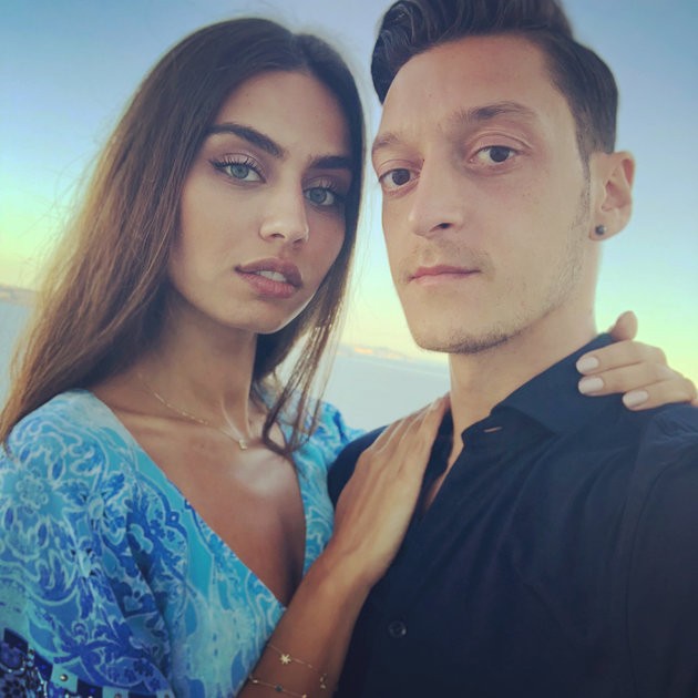 Ozil úp mở về tiệc cưới triệu bảng  - Bóng Đá