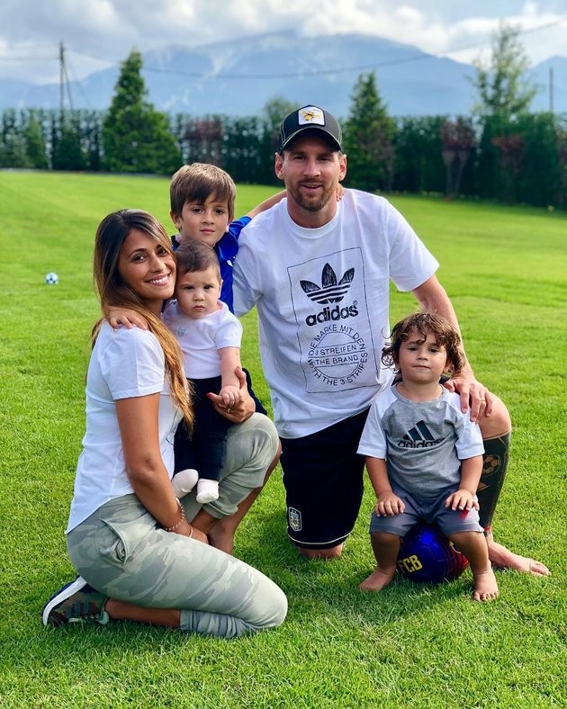 Tranh thủ xả hơi, gia đình Messi diện đồ cực chất - Bóng Đá