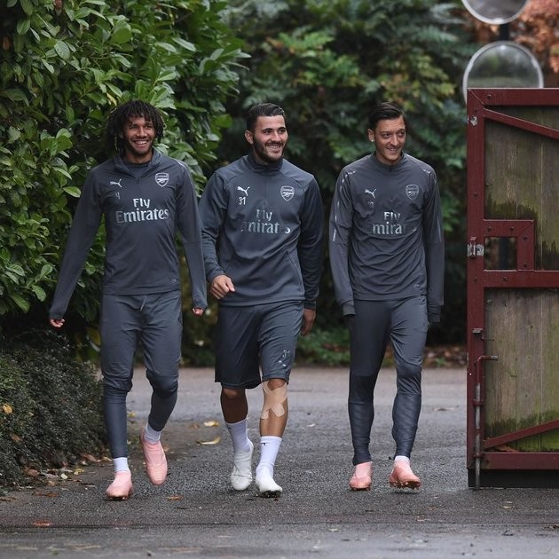 Ozil - Kolasinac: Đôi bạn 'dính như sam' tại Arsenal - Bóng Đá