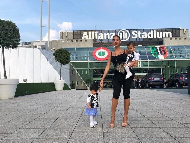 Gia đình của Ronaldo đồng lòng đẩy lùi bão scandal hiếp dâm - Bóng Đá