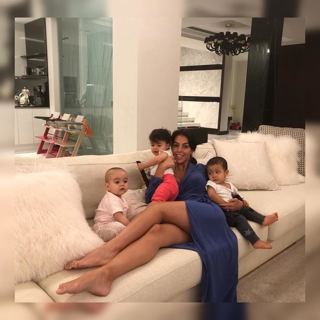 Gia đình của Ronaldo đồng lòng đẩy lùi bão scandal hiếp dâm - Bóng Đá