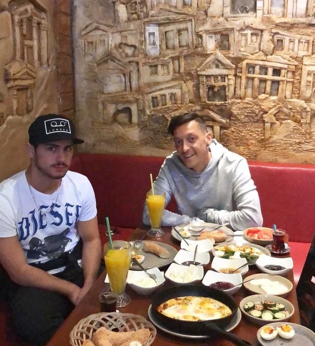 Arsenal thăng hoa, Ozil 'chơi lớn' với hành động này - Bóng Đá
