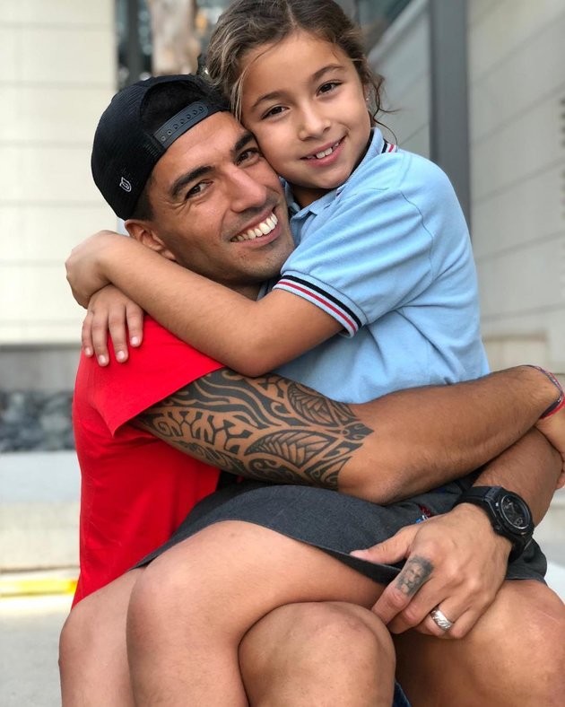 Gia đình Suarez ăn Halloween sớm - Bóng Đá