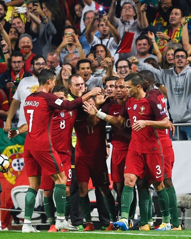 Không lên tuyển, Ronaldo đi đâu làm gì? - Bóng Đá