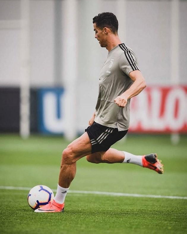 Không lên tuyển, Ronaldo đi đâu làm gì? - Bóng Đá