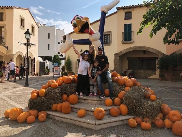Gia đình Suarez ăn Halloween sớm - Bóng Đá