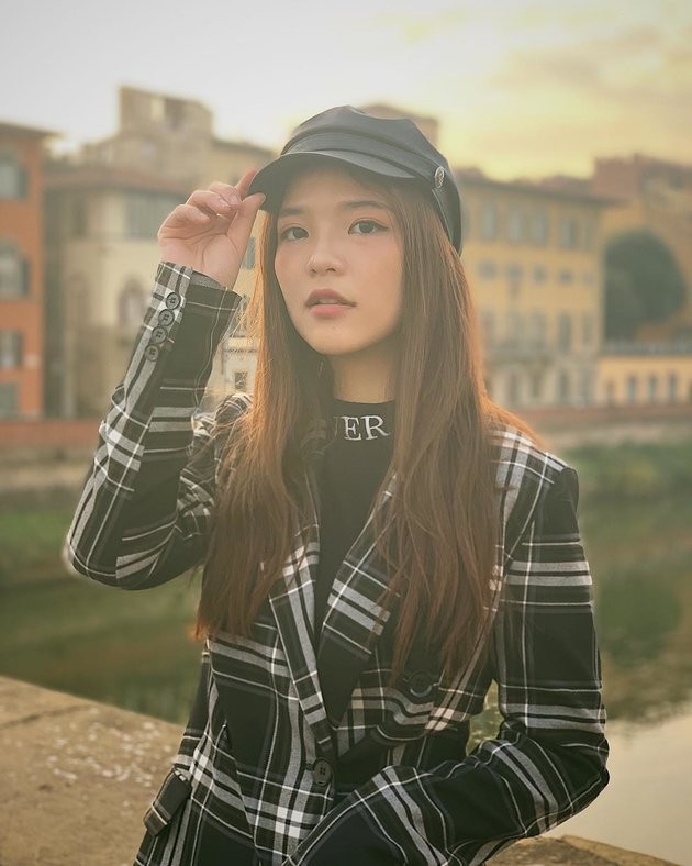 Danh tính hotgirl cổ vũ nhiệt tình đội tuyển Thái Lan - Bóng Đá