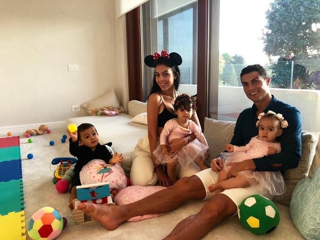 Giữa bão scandal, Ronaldo tung ảnh hạnh phúc - Bóng Đá