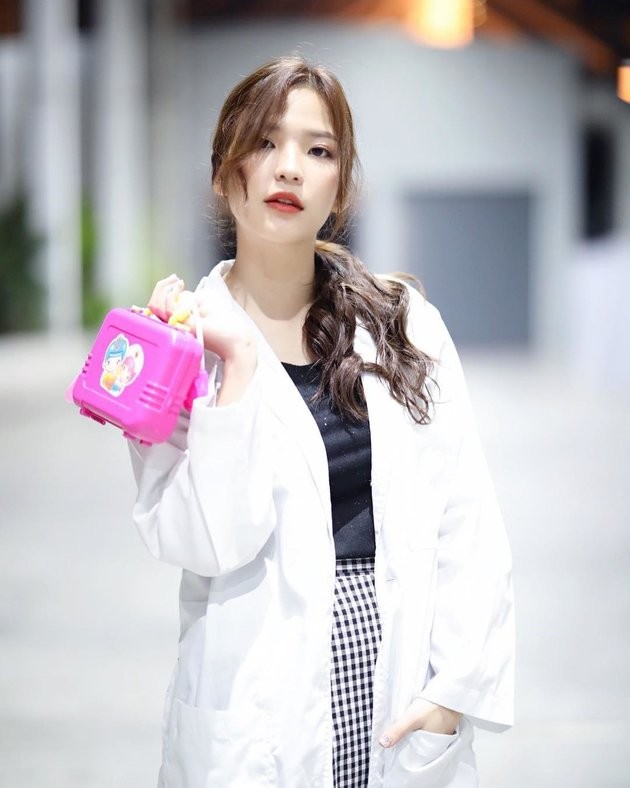 Danh tính hotgirl cổ vũ nhiệt tình đội tuyển Thái Lan - Bóng Đá