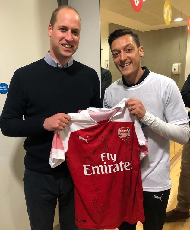 Quyết không cho đồng đội lấy áo, vậy mà Ozil lại tặng cho 'người lạ' - Bóng Đá