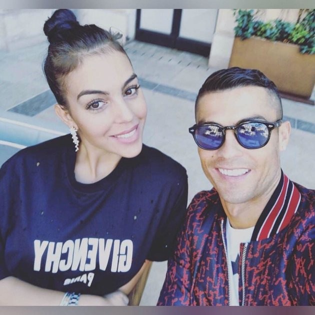 Gia đình của Ronaldo đồng lòng đẩy lùi bão scandal hiếp dâm - Bóng Đá