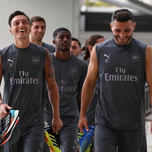 Ozil - Kolasinac: Đôi bạn 'dính như sam' tại Arsenal - Bóng Đá