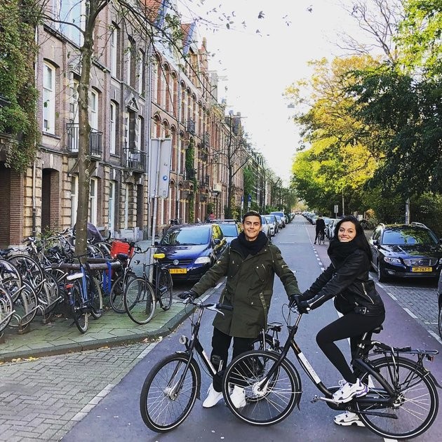 Tận dụng thời gian nghỉ hiếm hoi, Dybala đưa bạn gái đến Amsterdam - Bóng Đá