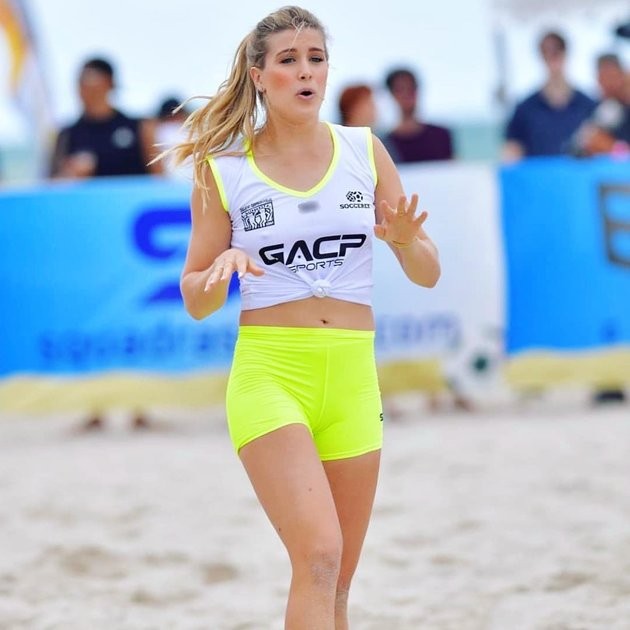 Người đẹp tennis ngẫu hứng đá bóng ắn đứt cựu sao Ngoại hạng Anh - Bóng Đá