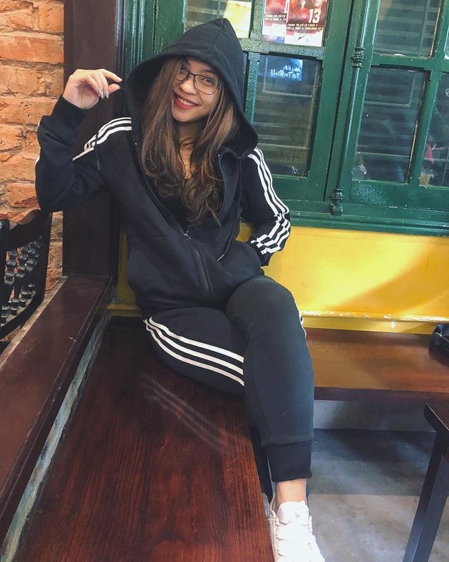 Trước thềm trận đấu với Campuchia, Quang Hải và bạn gái diện đồ đôi cực chất - Bóng Đá