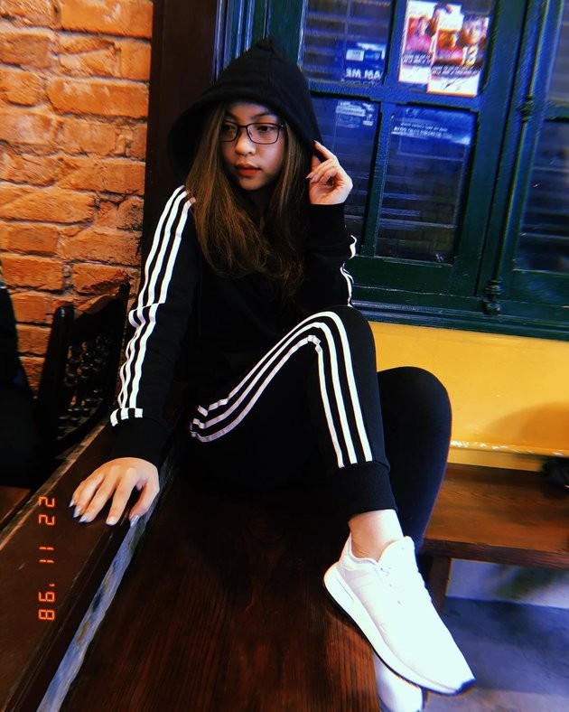 Trước thềm trận đấu với Campuchia, Quang Hải và bạn gái diện đồ đôi cực chất - Bóng Đá