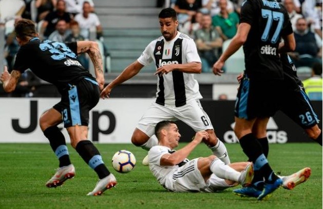 Ronaldo cười khó hiểu khi đồng đội ghi bàn - Bóng Đá