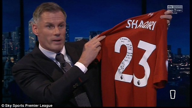 Buộc phải khoác áo Liverpool, Neville vẫn kịp sử dụng chiêu trò - Bóng Đá