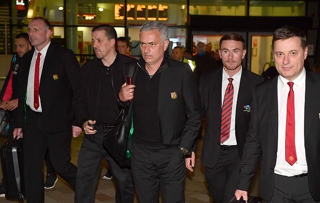 Quỷ đỏ đánh rơi 2 điểm, HLV Mourinho bực tức trở lại Manchester - Bóng Đá