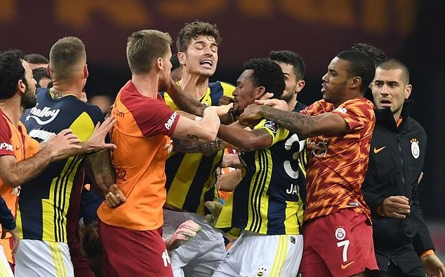 Kinh hoàng! Cầu thủ Galatasaray bị phía Fenerbahce rượt đánh  - Bóng Đá