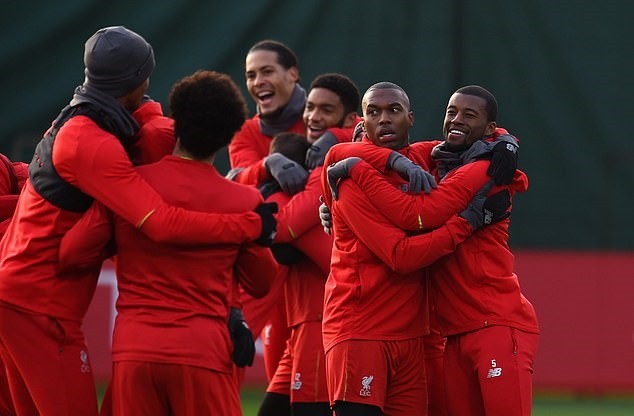 Cầu thủ Liverpool cười ngặt nghẽo chứng kiến Klopp tâng bóng - Bóng Đá