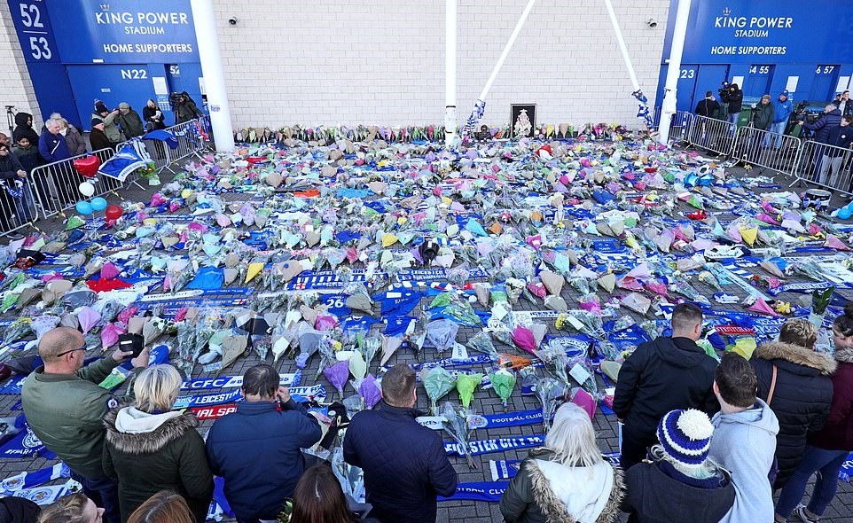 CĐV chia buồn Leicester City bên ngoài sân King Power - Bóng Đá