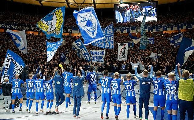 Thua Arsenal, HLV Sarri tức điên: 