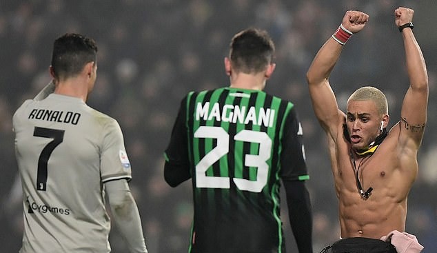Fan cuồng phấn khích khi được ôm Ronaldo ngay trên sân - Bóng Đá