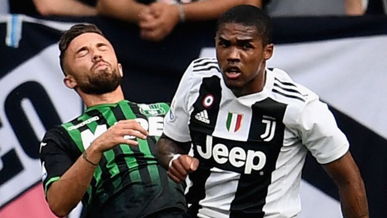Không chỉ 'phun châu nhả ngọc', Douglas Costa còn húc đầu, đánh cùi chỏ - Bóng Đá