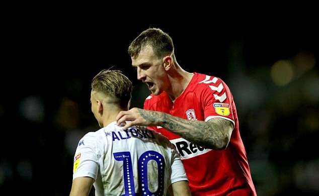 Leeds của 'phù thủy' Bielsa tiếp tục bất bại, ngự trị trên đỉnh - Bóng Đá