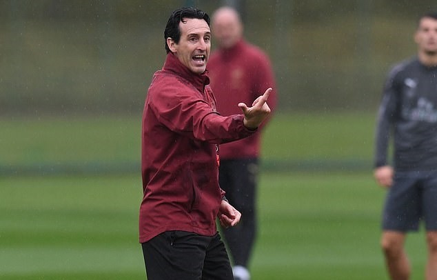 Ozil co ro trên sân tập Arsenal dưới cơn mưa rào - Bóng Đá