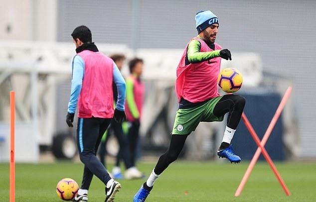 HLV Pep Guardiola ngáy ngủ khi Man City lên đường tới London - Bóng Đá
