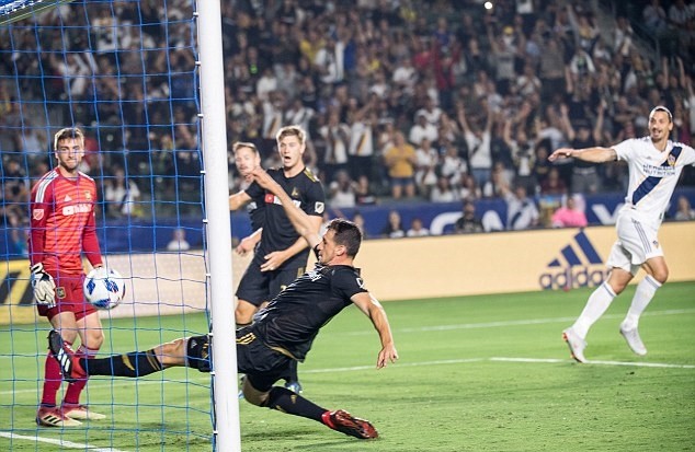 Cựu sao Arsenal phá hỏng ngày vui của Ibrahimovic ở MLS - Bóng Đá