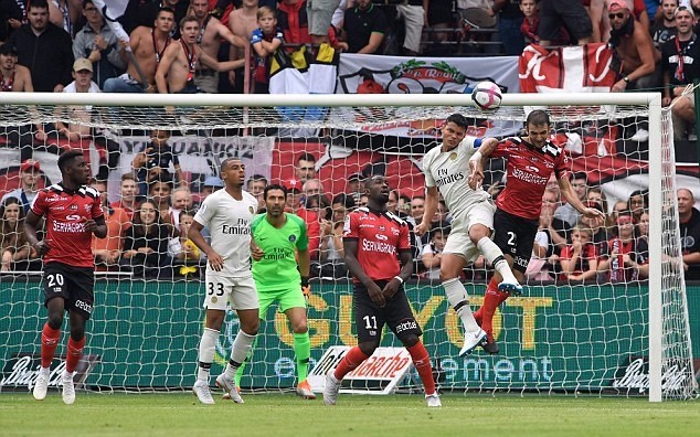 KHÓ TIN: Buffon đổi áo và hôn lên trán con trai đồng đội cũ - Bóng Đá