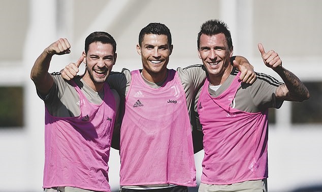Không lên tuyển, Ronaldo đi đâu làm gì? - Bóng Đá