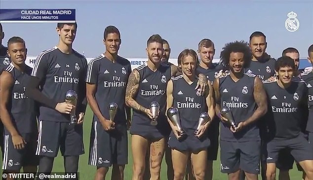 ảnh Modric khoe The Best - Bóng Đá