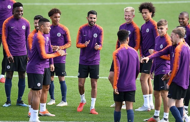 Sanchez buồn rũ rượi trên đường tới sân tập Man Utd - Bóng Đá